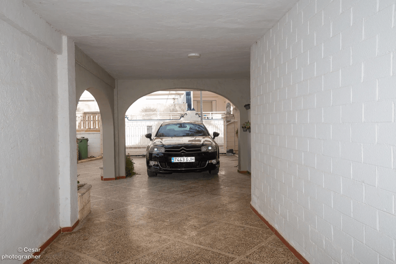 Chalet en venta en Primera Línea Marinas, Denia: 6 habitaciones, piscina privada.