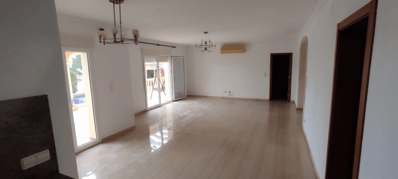 Gran chalet/villa en venta muy amplia con piscina privada en Denia