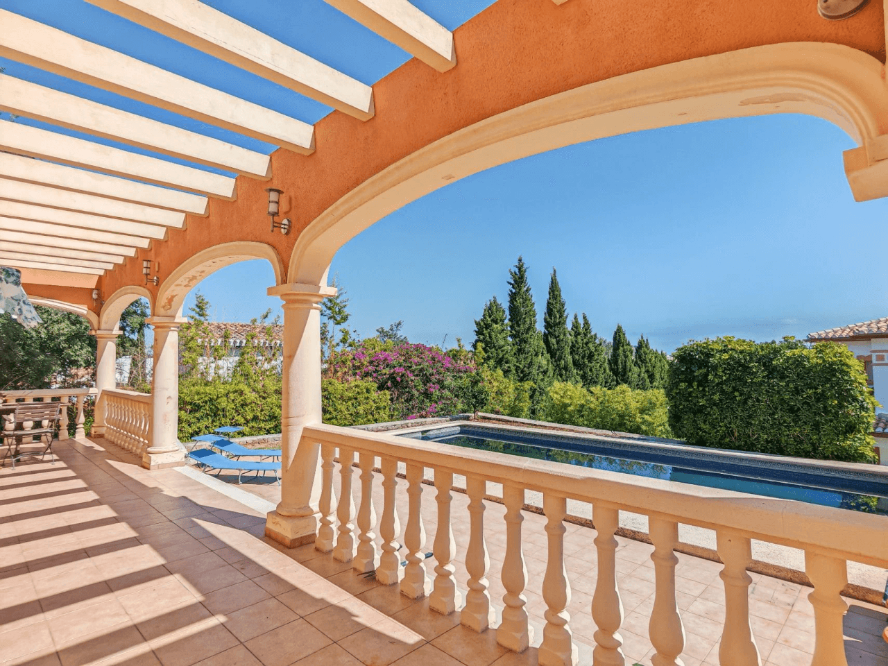 Gran chalet/villa en venta muy amplia con piscina privada en Denia