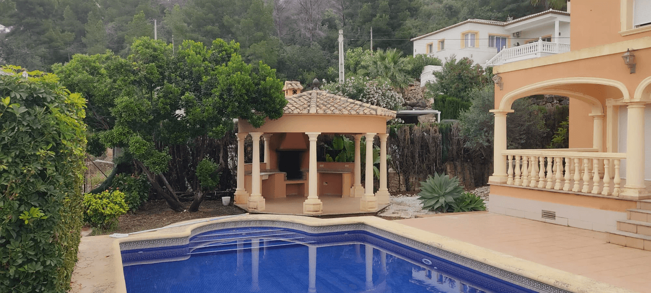 Gran chalet/villa en venta muy amplia con piscina privada en Denia