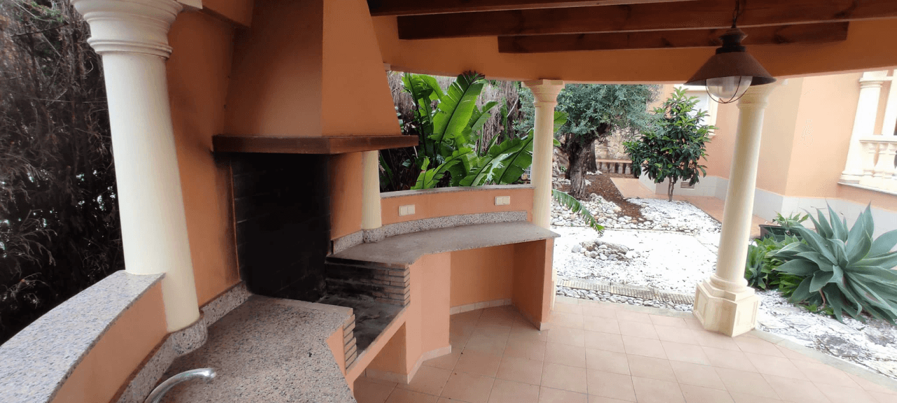 Gran chalet/villa en venta muy amplia con piscina privada en Denia