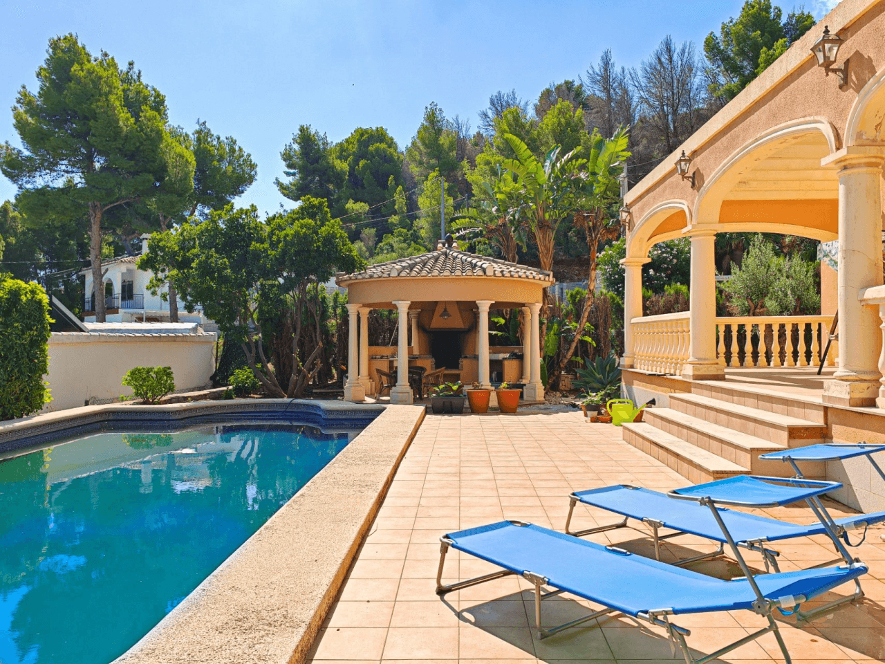 Gran chalet/villa en venta muy amplia con piscina privada en Denia