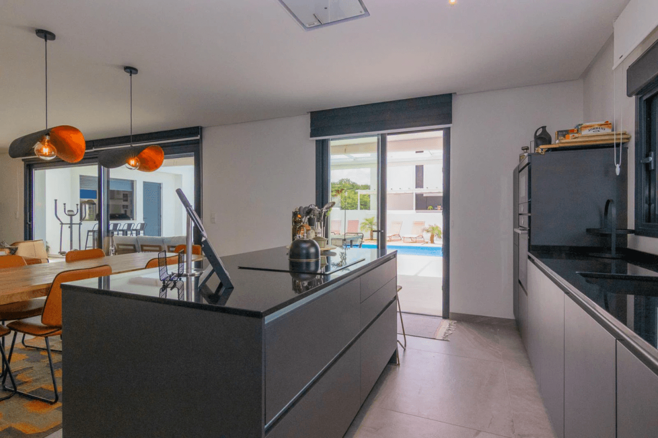 Villa moderna con vistas al mar y montaña en Denia