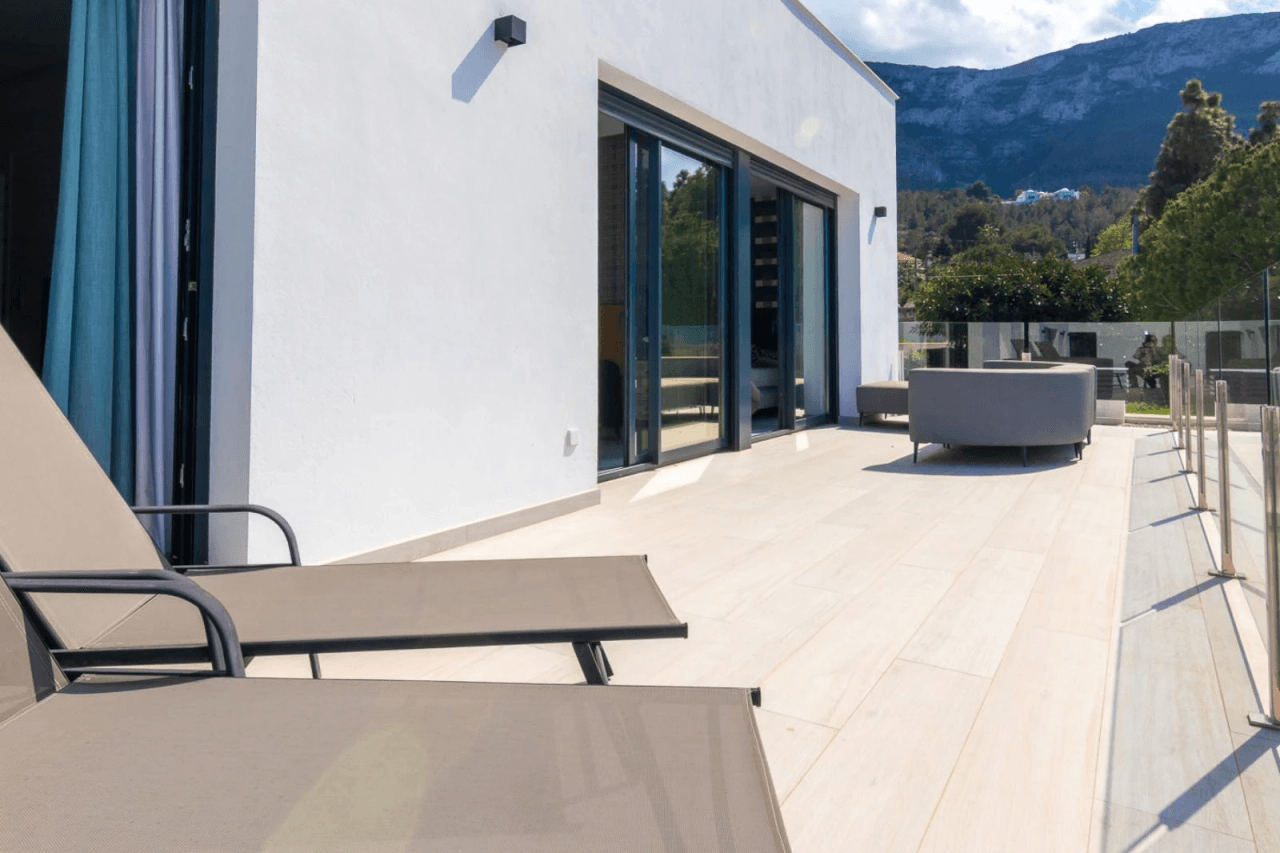 Villa moderna con vistas al mar y montaña en Denia
