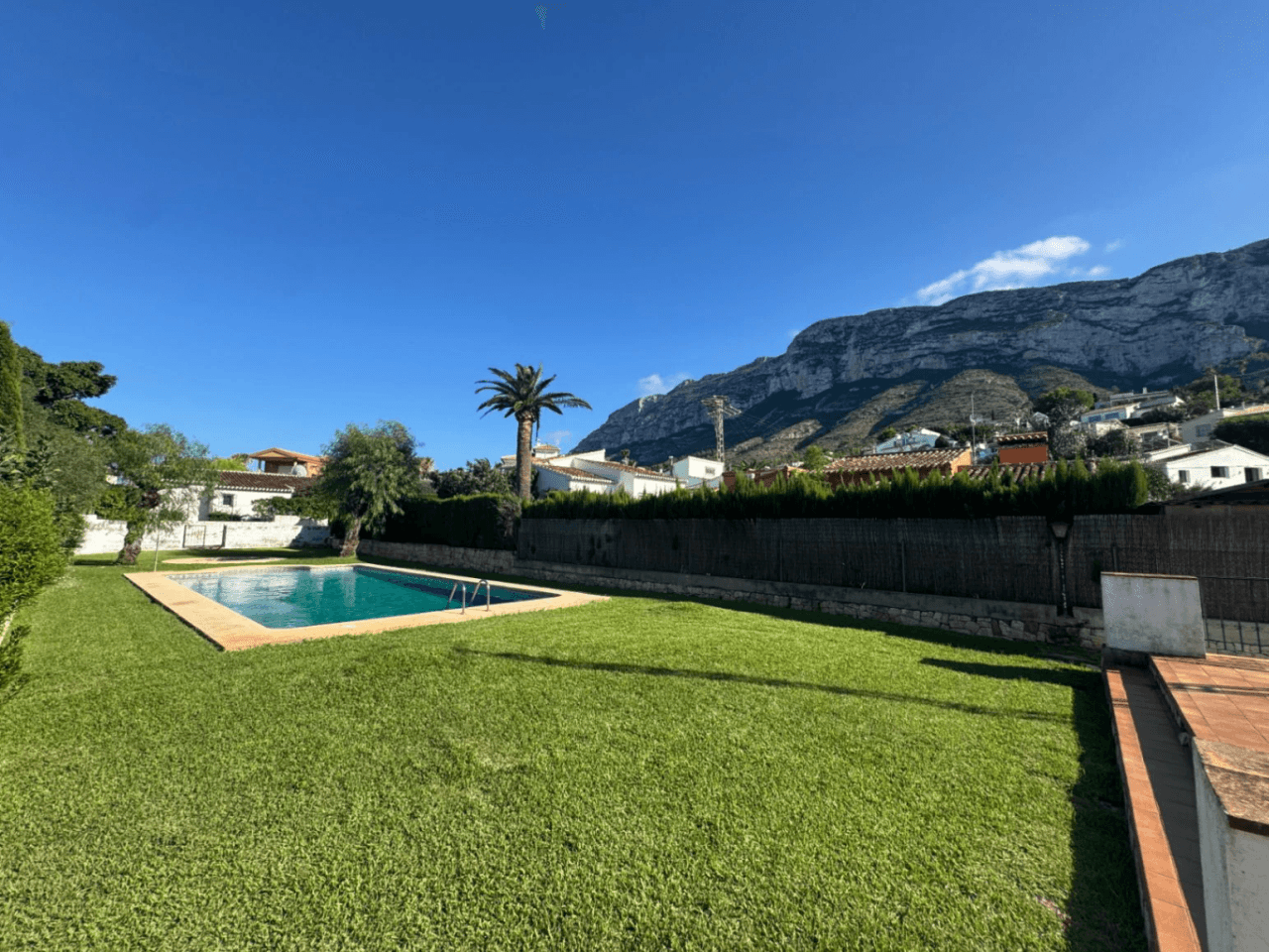 Chalet en venta en Denia, El Montgó: 3 dormitorios + altillo y piscina.