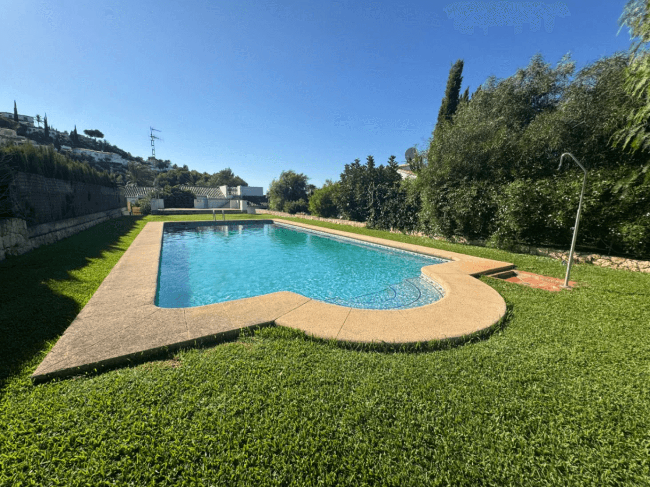 Chalet en venta en Denia, El Montgó: 3 dormitorios + altillo y piscina.